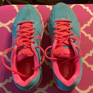 Excellent womens Nike shoes size 9